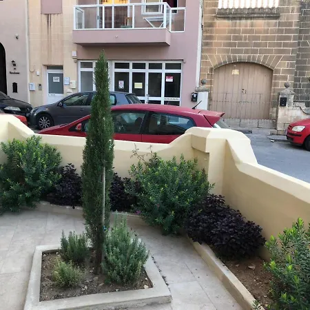 Oleander Butts Bedsits * Żebbuġ